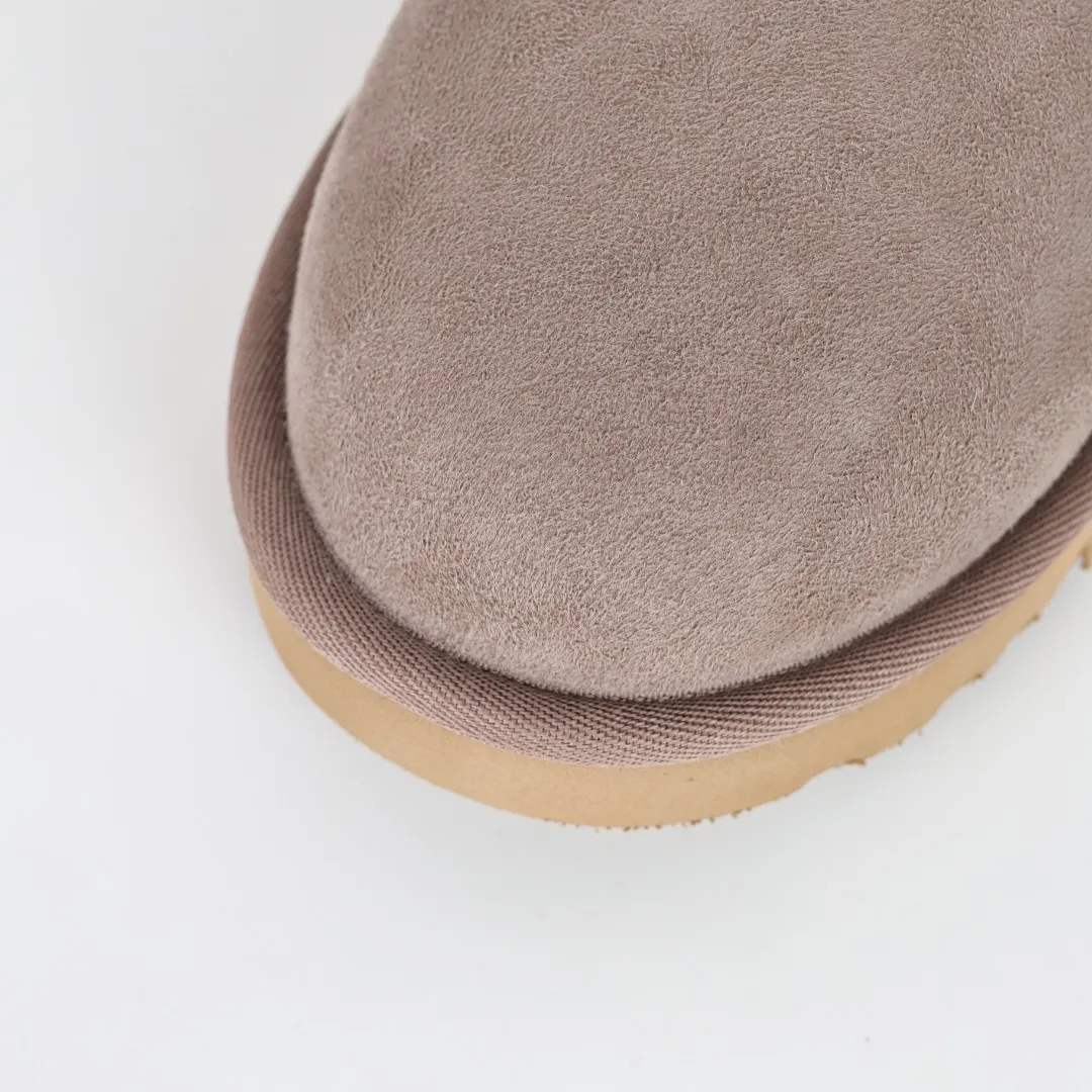 Pick up locally 💰540 Core recommendation Good price Cashmere insoles are a very suitable choice for keeping warm in winter and at home. In the new year, uug launched a series of styles, which are partial to the preferences of young consumers and have also moved to the forefront of fashion trends. Shoe body material Water-repellent coated suede upper 17mm UGGPURE™ implanted wool insole Lightweight non-slip comfortable rubber outsole With brand LOGO Trademark Comes with a full set of packaging Size: 35 36 37 38 39 40 41 42 43 44